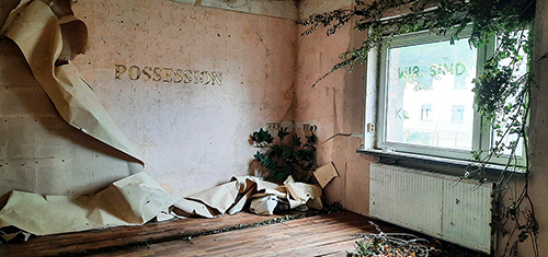 Rozwarstwianie - site specific installation